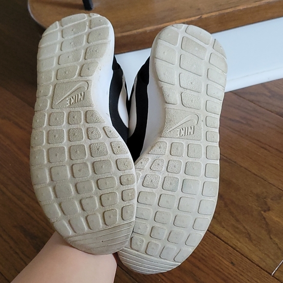 Gently worn nike roshe running shoes - Picture 2 of 3